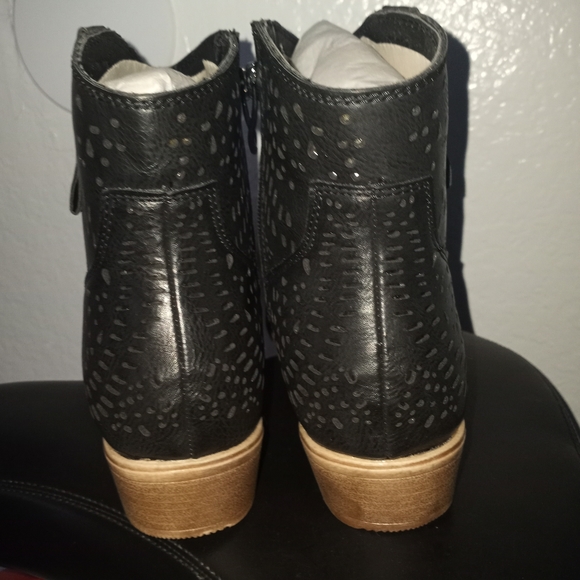 NWOT Low Cut Ankle Boots - Picture 3 of 4